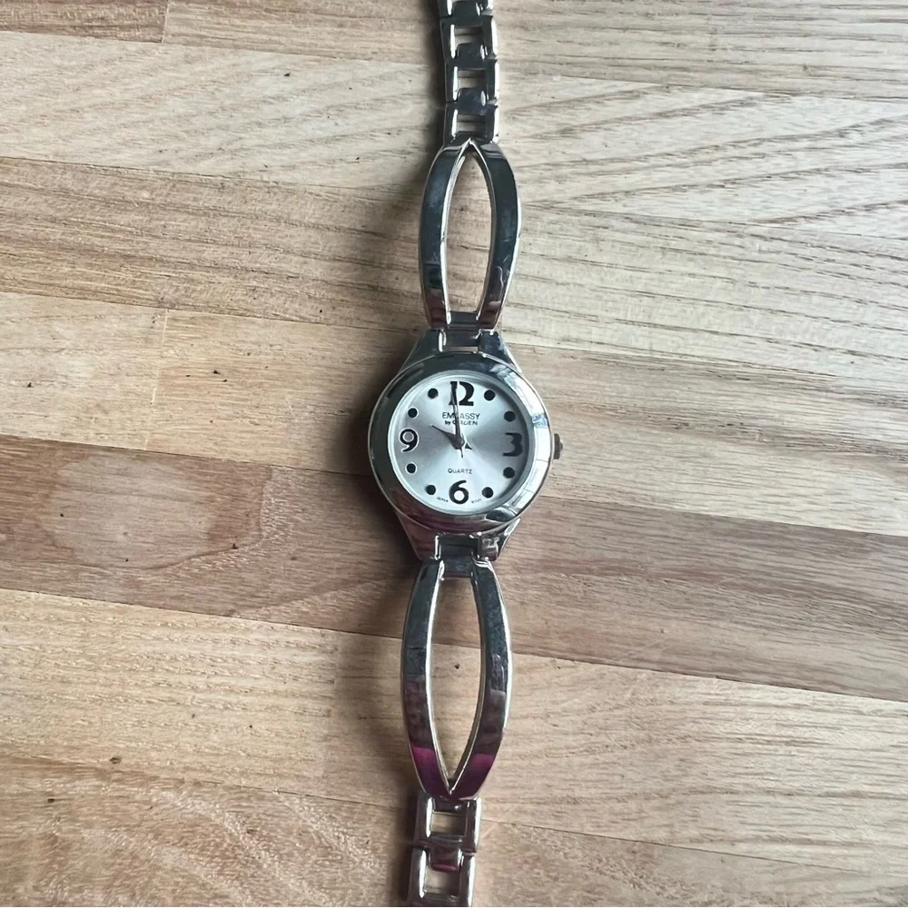 Embassy by Gruen ladies silver tone bracelet watch NEW BATTERY